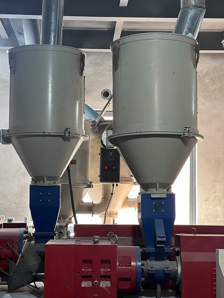 YUEYANG社の押出機ホッパー：PP樹脂の溶融押出工程