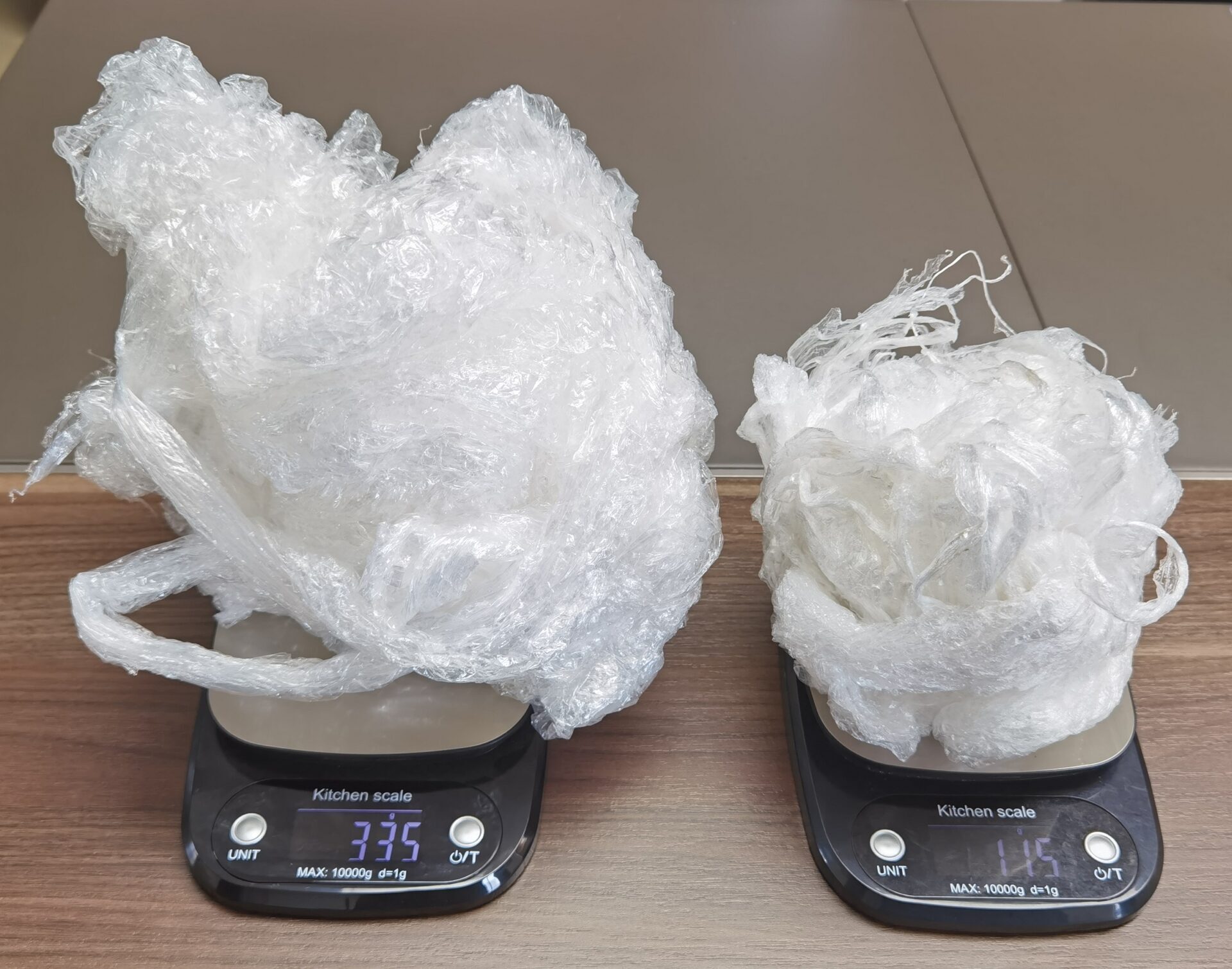 同じパレット荷物を梱包するために使用されたフィルム量の重量比較：他社335g vs YUANDIAN 115g